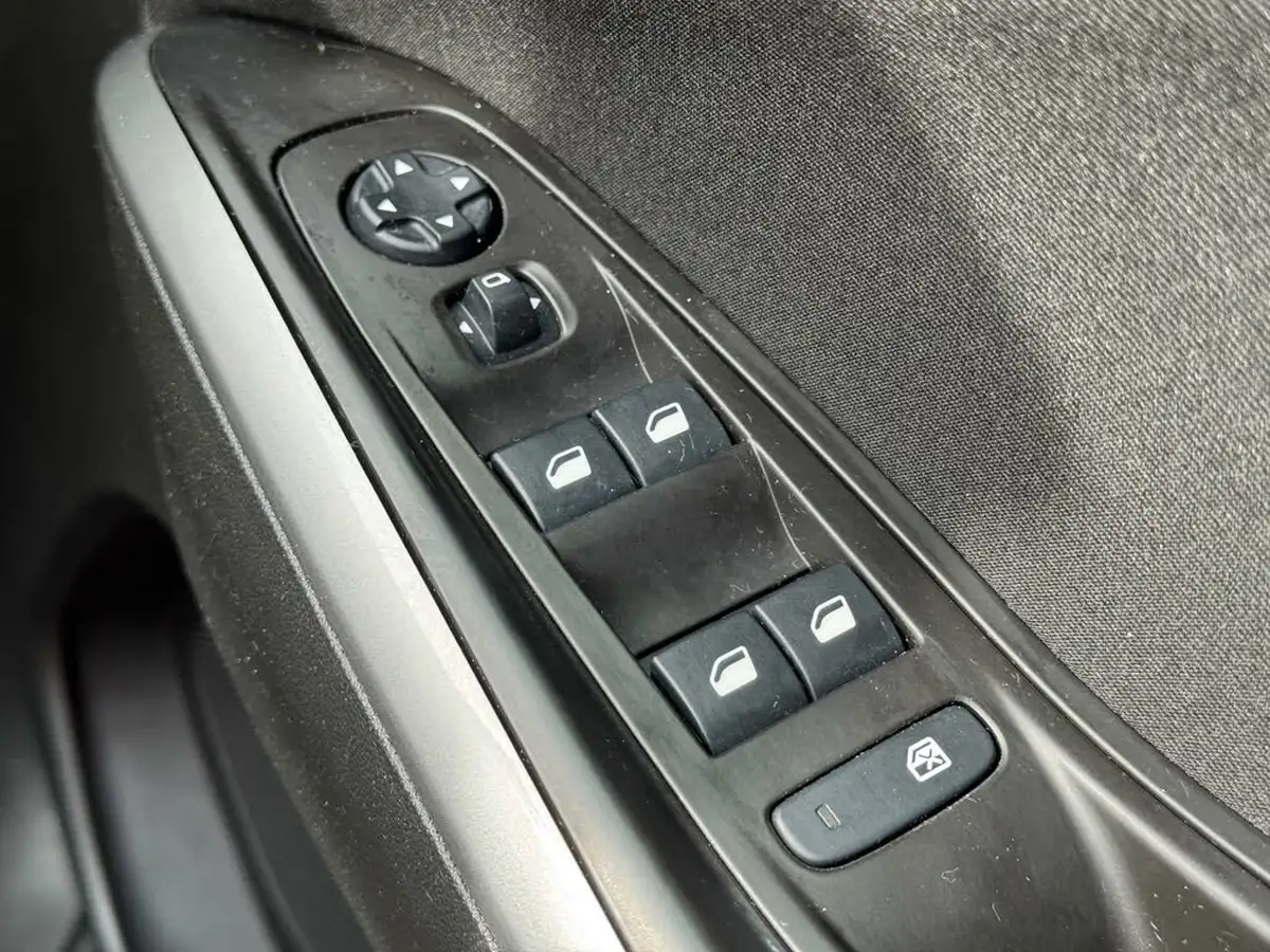 2019-vauxhall-grandland-x-12-se-ss-big-23