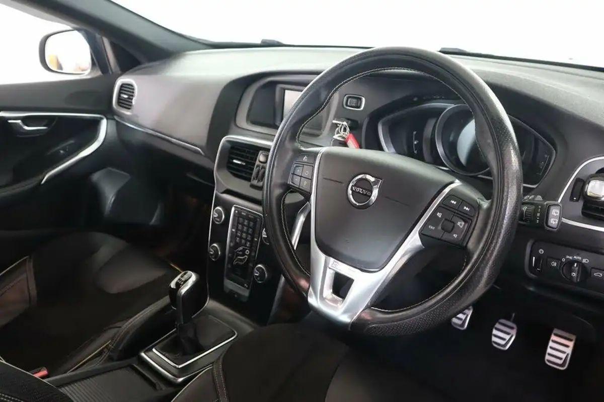 2016-volvo-v40-20td-d2-r-design-big-15