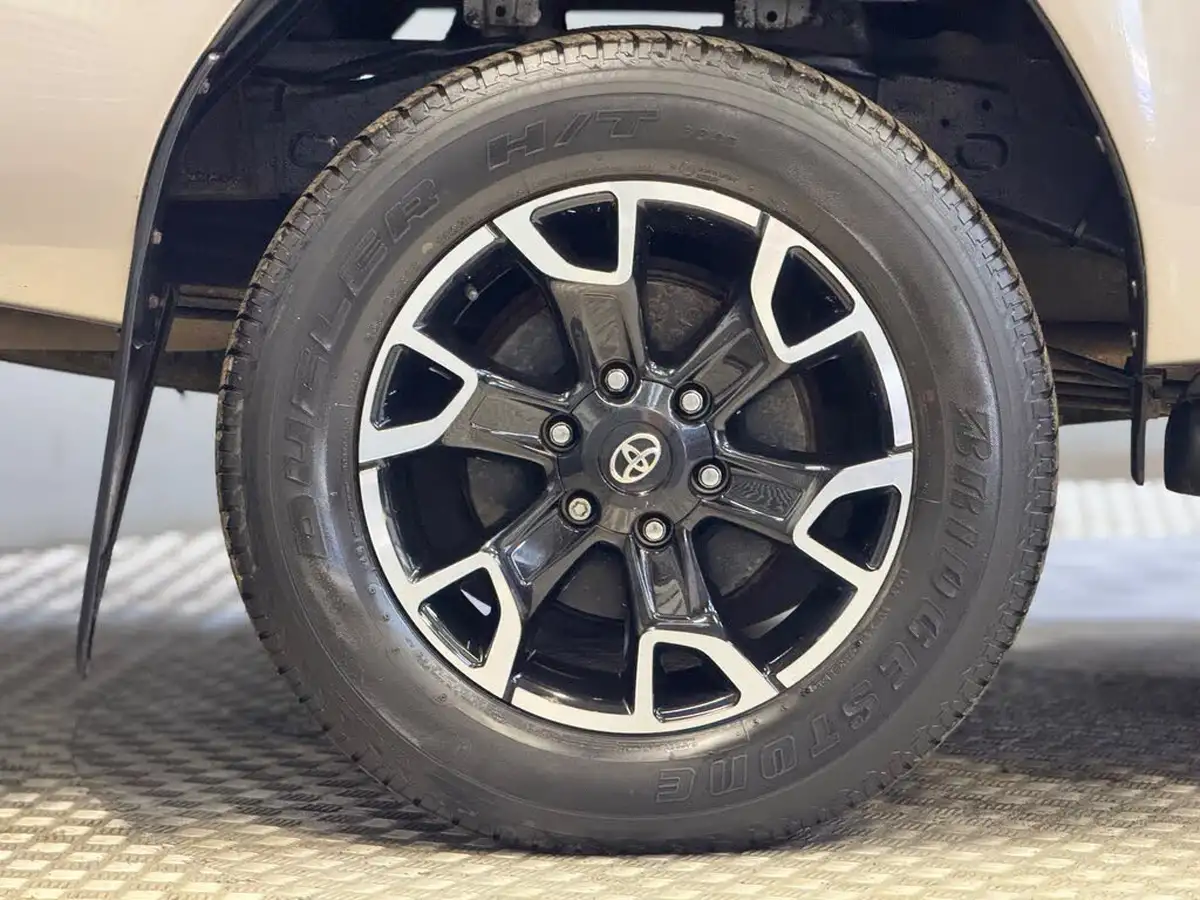 2018-toyota-hi-lux-24d-4d-invincible-32t-ss-big-9