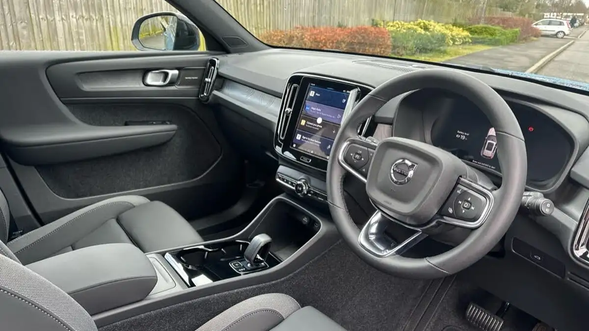 2025-volvo-ex40-e-ultra-big-4