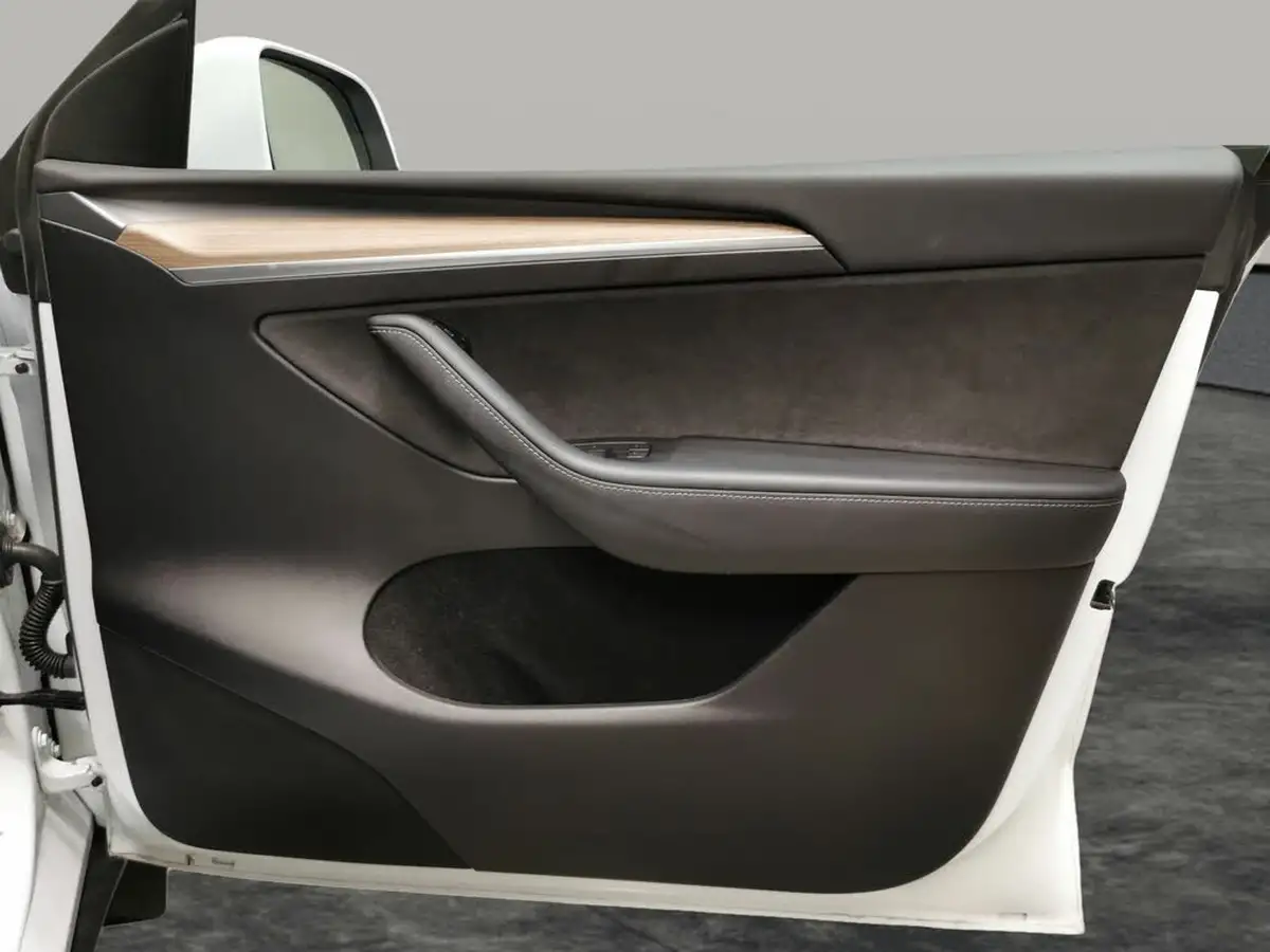 2022-tesla-model-y-e-long-range-big-31
