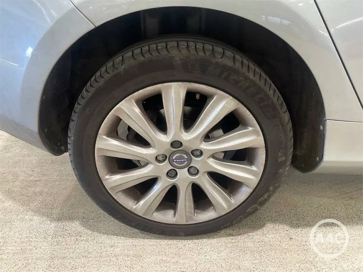 2015-volvo-v40-20td-d2-se-lux-nav-geartronic-big-10