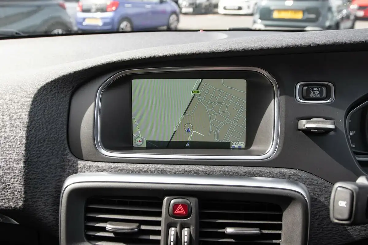 2016-volvo-v40-15-t3-cross-country-pro-big-24