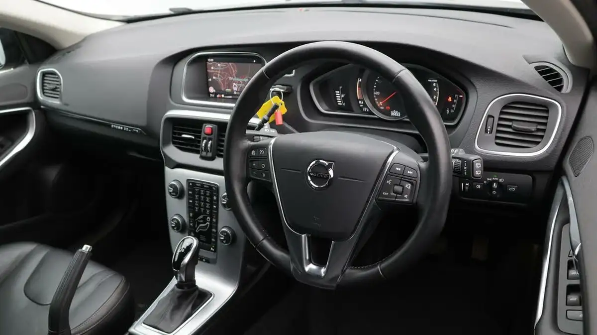 2018-volvo-v40-15-t3-cross-country-pro-big-9