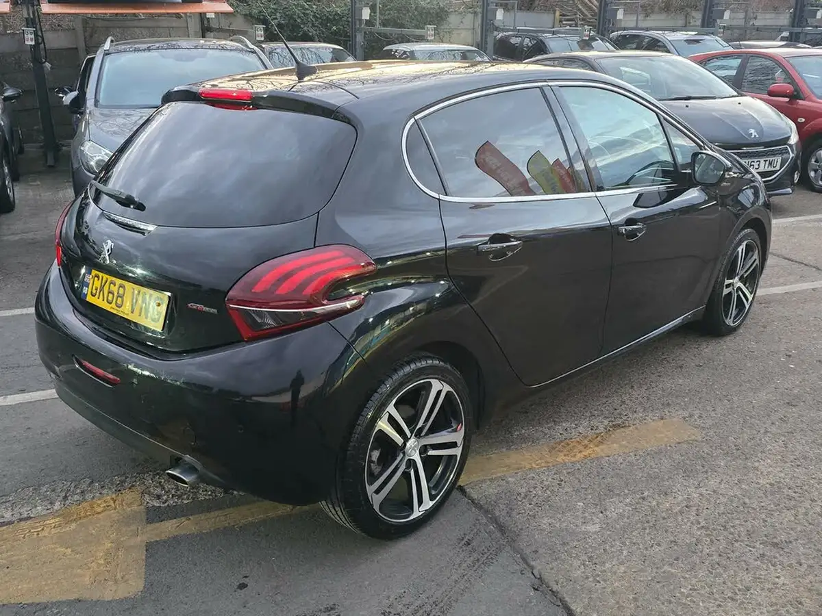 2018-peugeot-208-12-puretech-gt-line-eat6-big-15