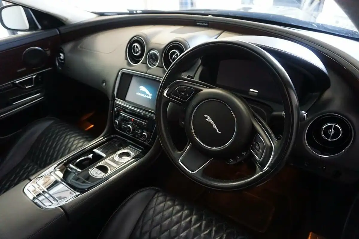 2017-jaguar-xj-series-30td-xj-portfolio-swb-big-19