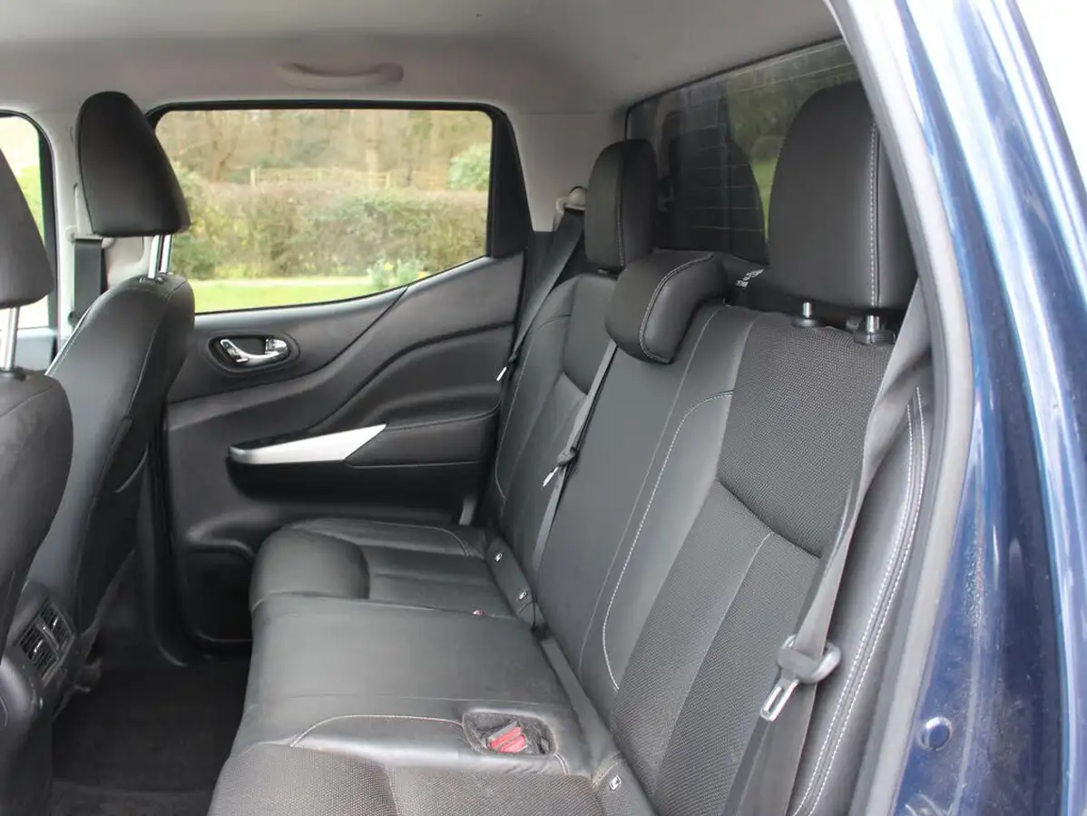 2021-nissan-navara-23dci-tt-tekna-8-navileather-auto-big-45