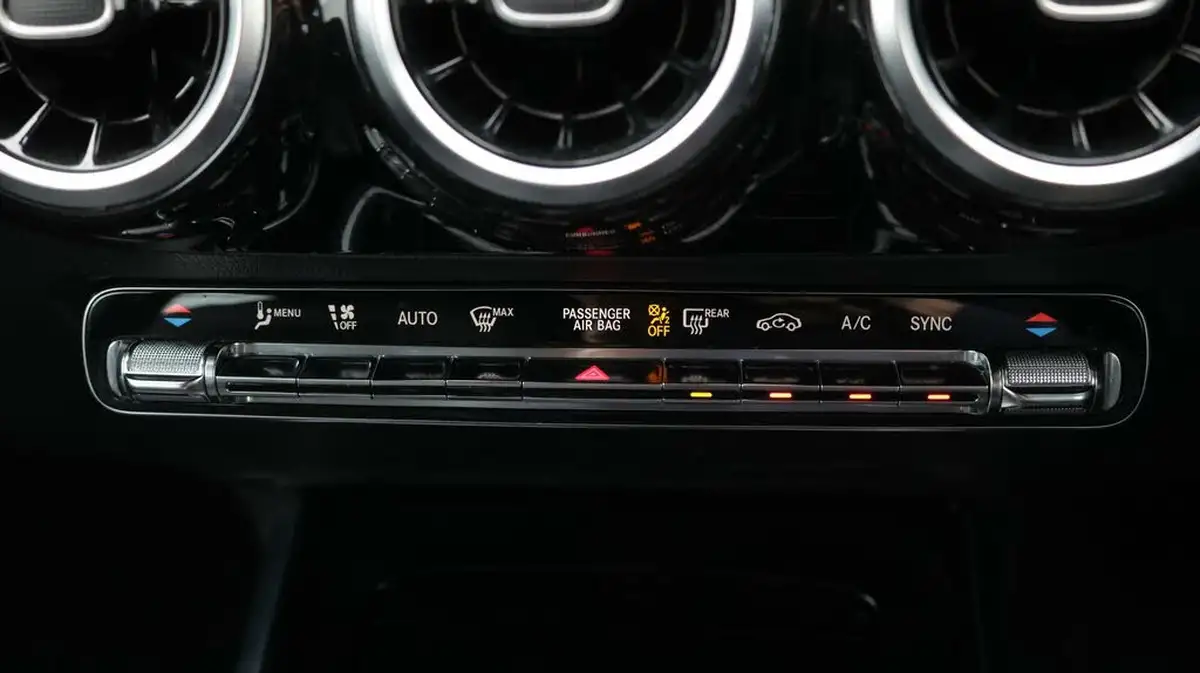 2020-mercedes-benz-gla-class-13-gla-200-sport-big-12