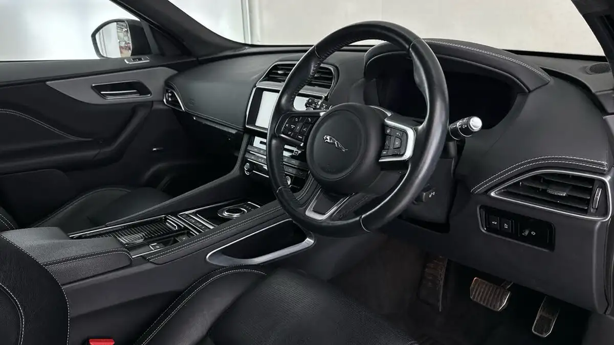 2020-jaguar-f-pace-20-i4d-chequered-flag-180ps-big-8