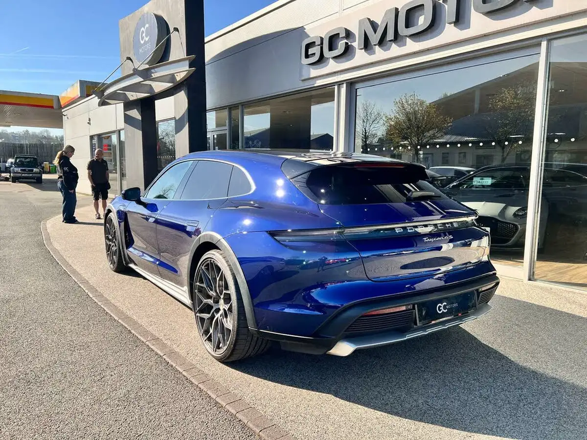 2022-porsche-taycan-e-4s-cross-turismo-big-7