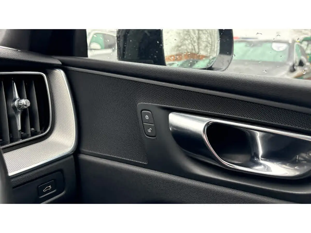 2020-volvo-xc60-20-b5-r-design-big-57