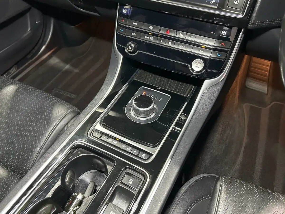 2018-jaguar-xe-20i-portfolio-249ps-1998cc-big-27
