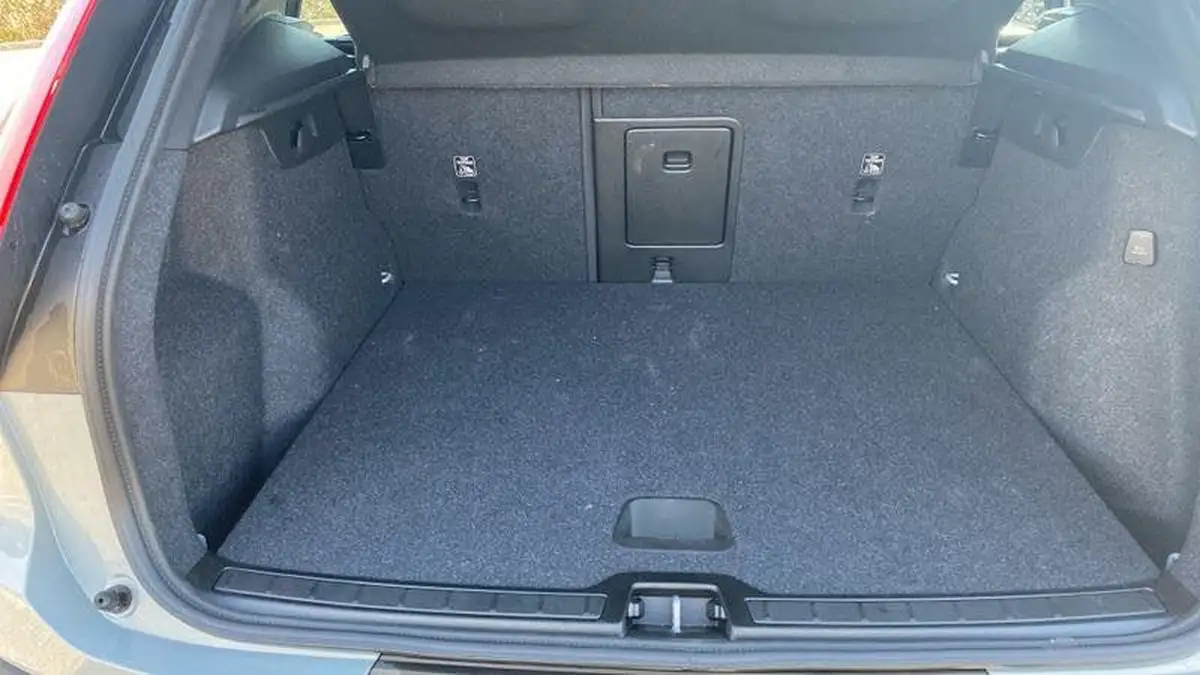 2024-volvo-xc40-20-b3-core-big-18