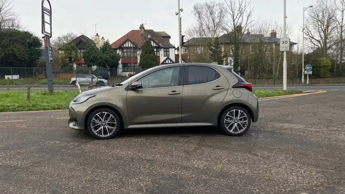 2022-toyota-yaris-cross-15-vvt-i-excel-city-packpan-roof-big-16
