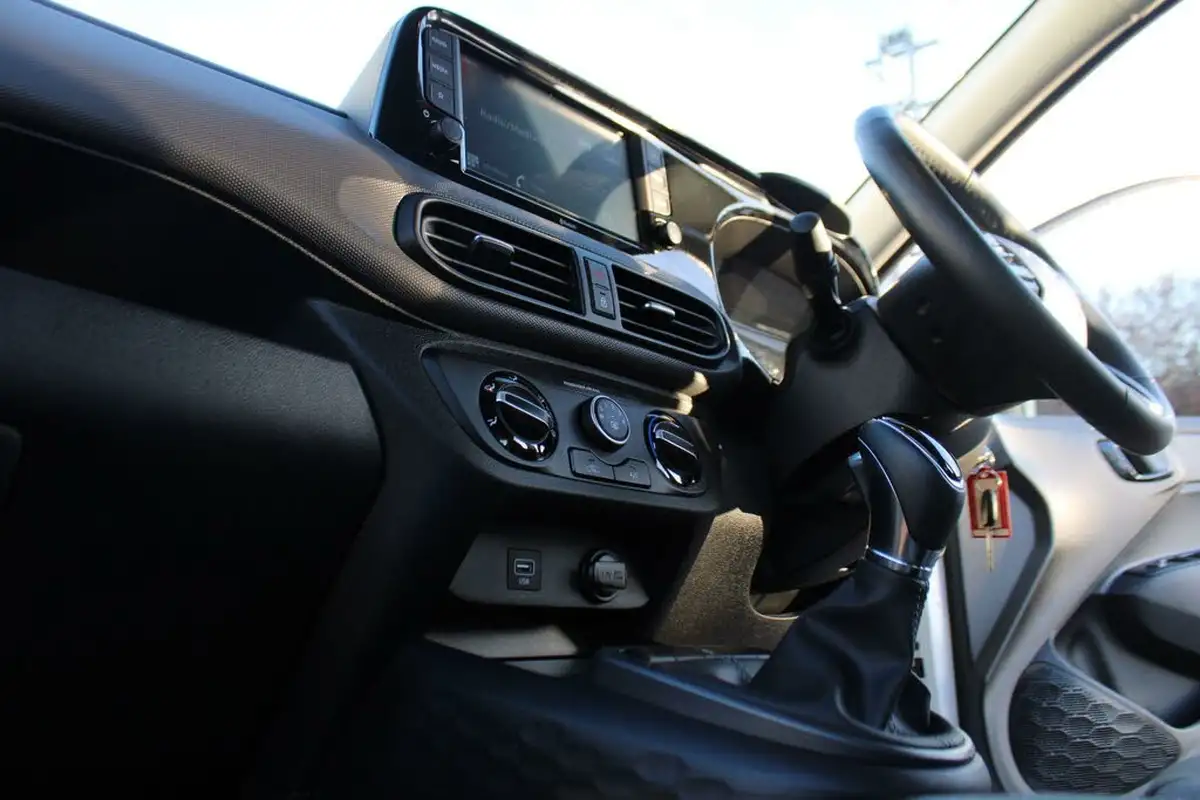 2022-hyundai-i10-12-se-connect-auto-big-32
