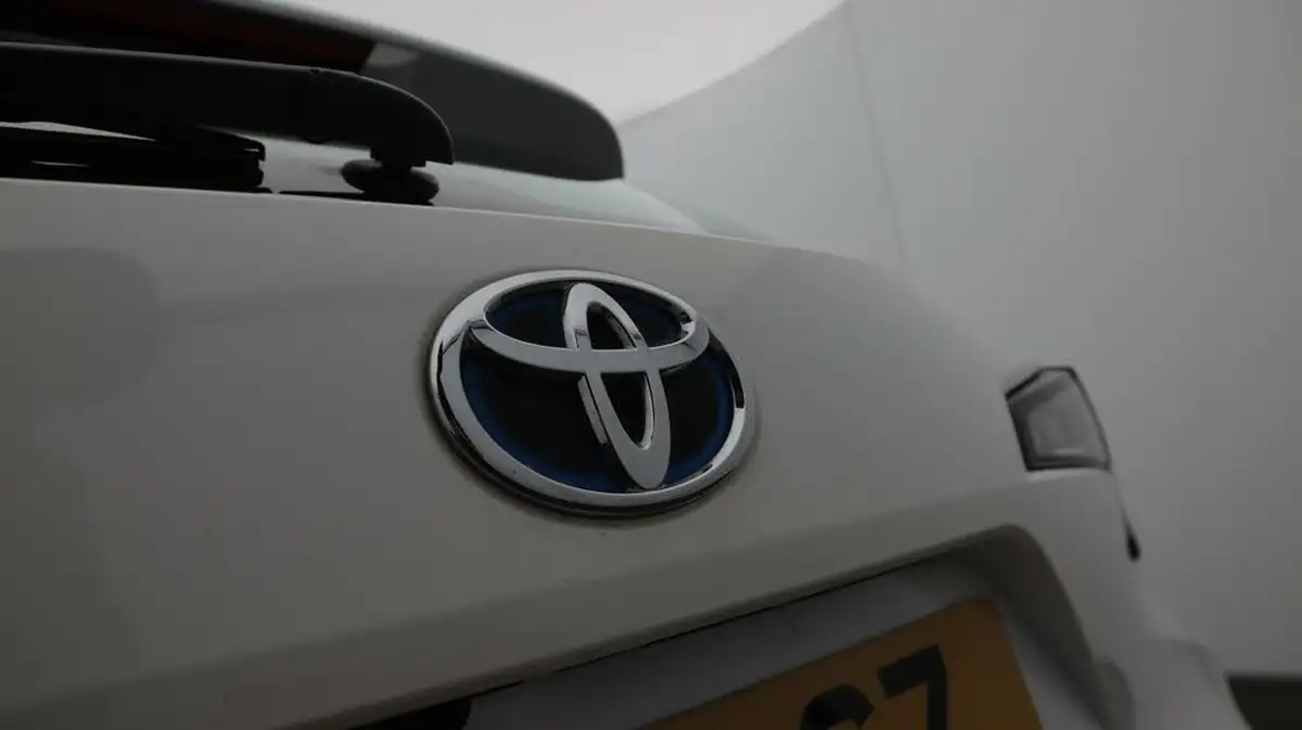 2021-toyota-corolla-18-vvt-i-icon-tech-spare-wheel-touring-sports-5d-big-21