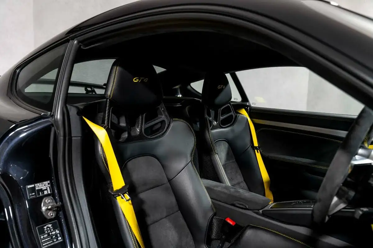 2016-porsche-cayman-38-gt4-big-12