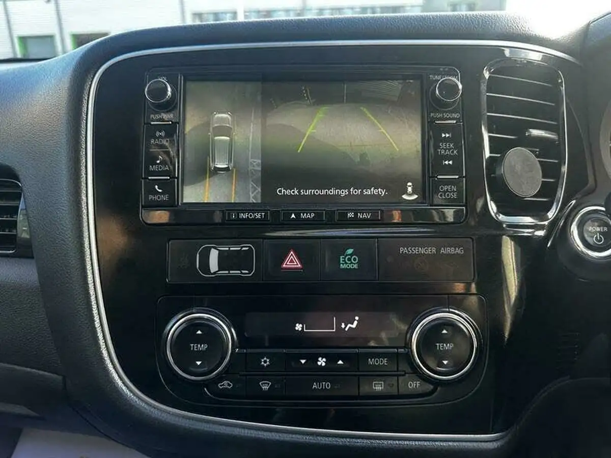 2016-mitsubishi-outlander-20-gx4h-phev-big-15
