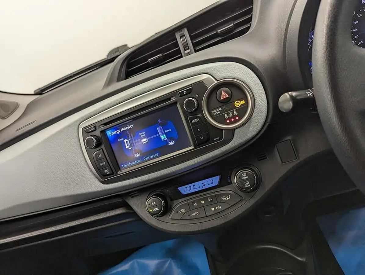 2013-toyota-yaris-15-vvt-i-t4-big-33