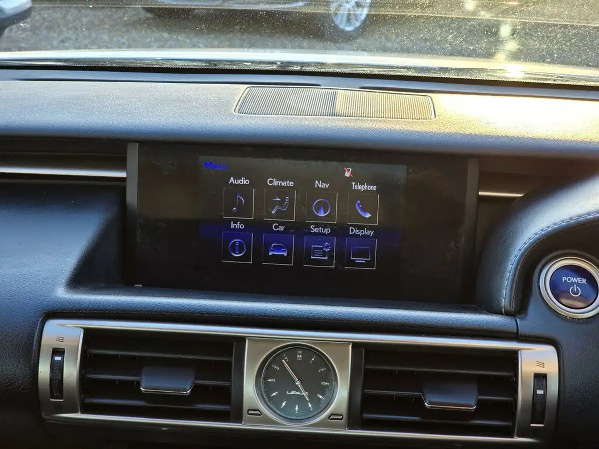 2014-lexus-is-300h-25-luxury-big-50