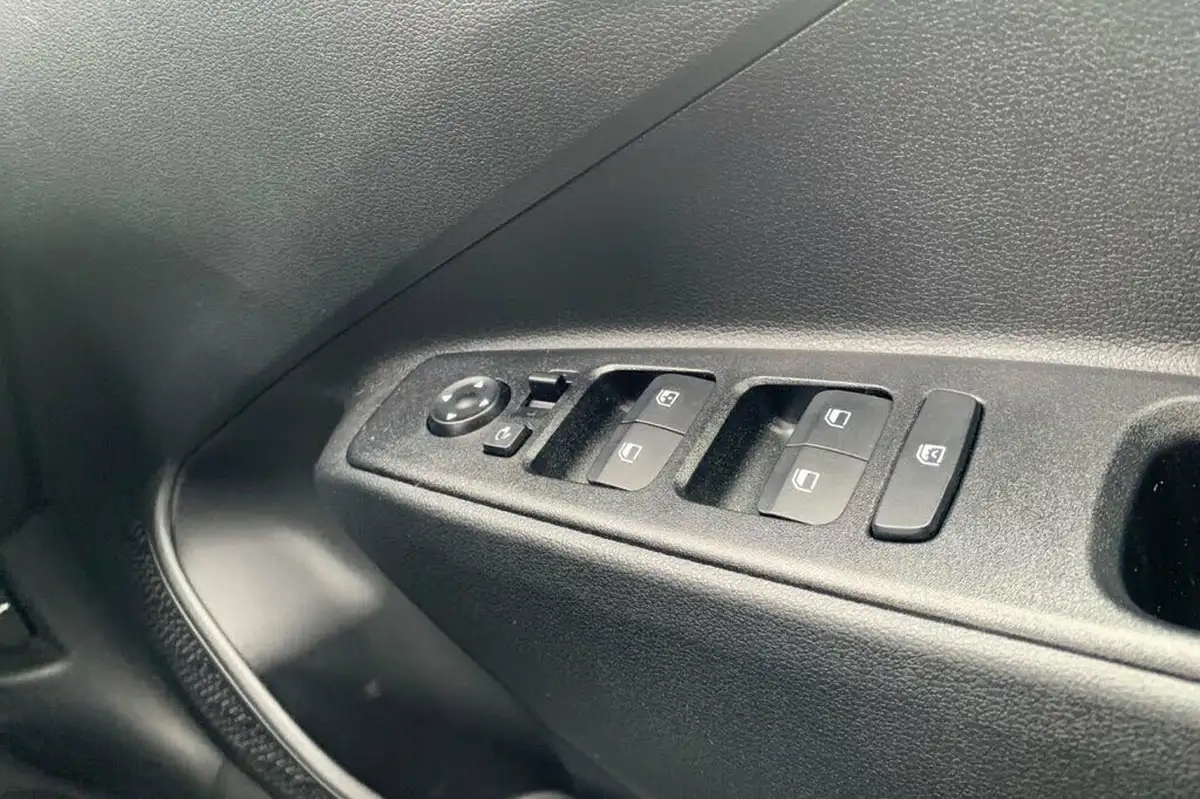2023-hyundai-i10-12-premium-big-23