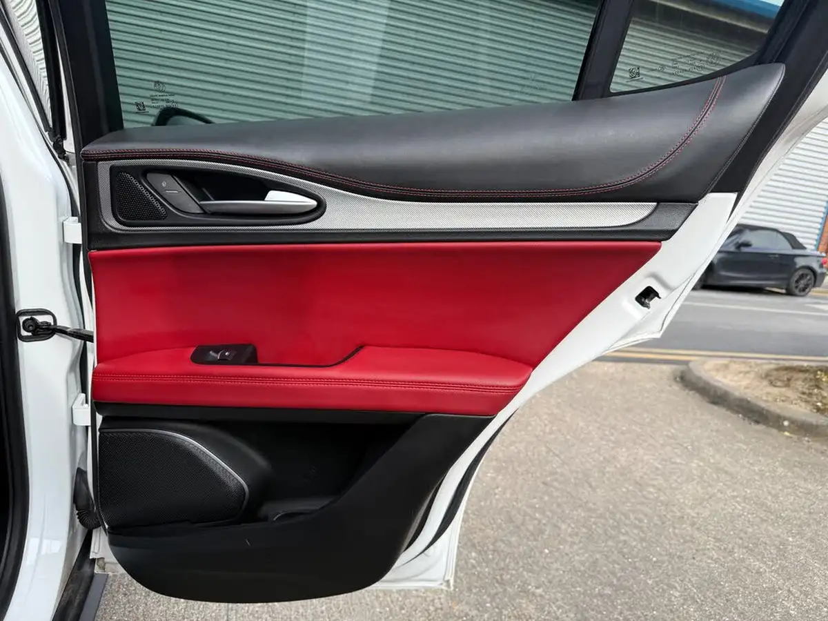 2019-alfa-romeo-stelvio-20-ti-big-55