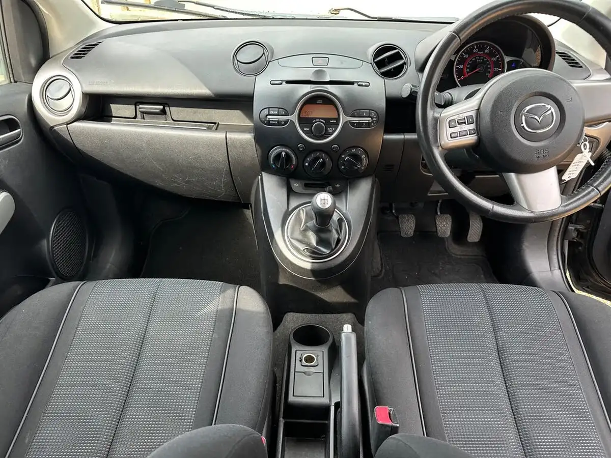 2010-mazda-mazda2-13-takuya-big-7