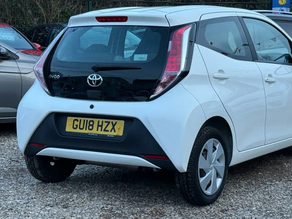 2018-toyota-aygo-10-vvt-i-x-play-71bhp-5d-x-shift-big-9