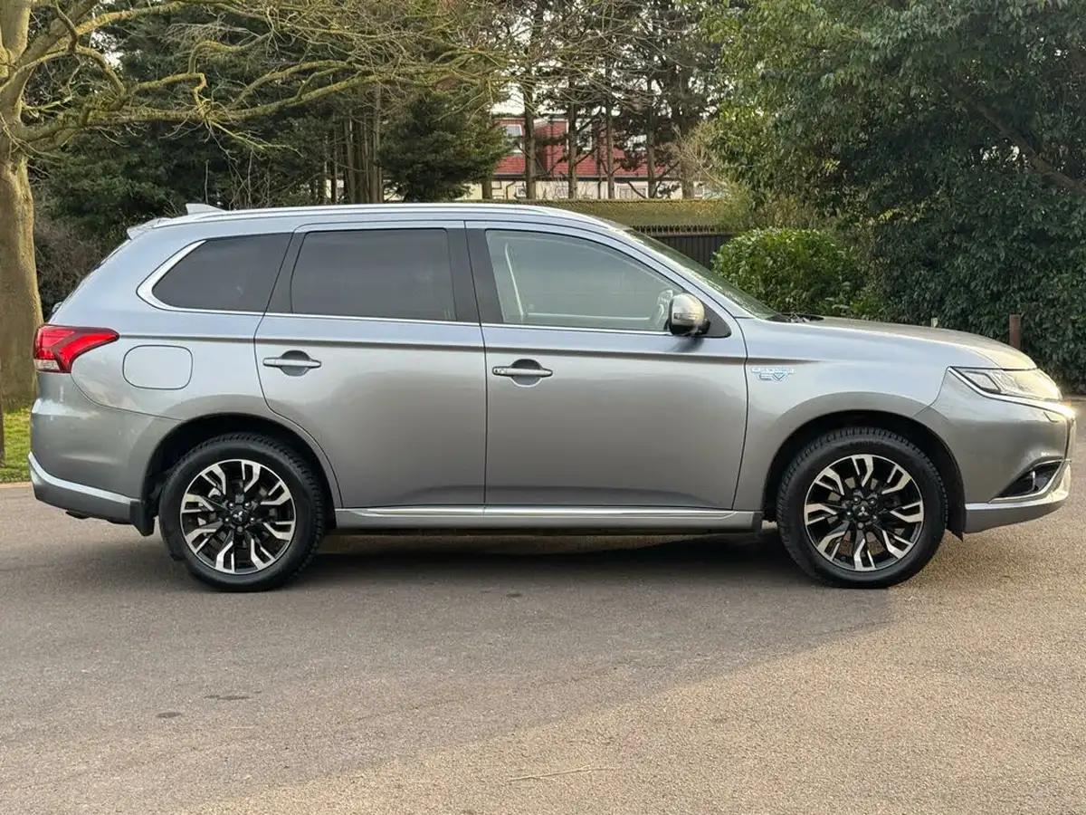 2016-mitsubishi-outlander-20-gx4h-phev-big-12