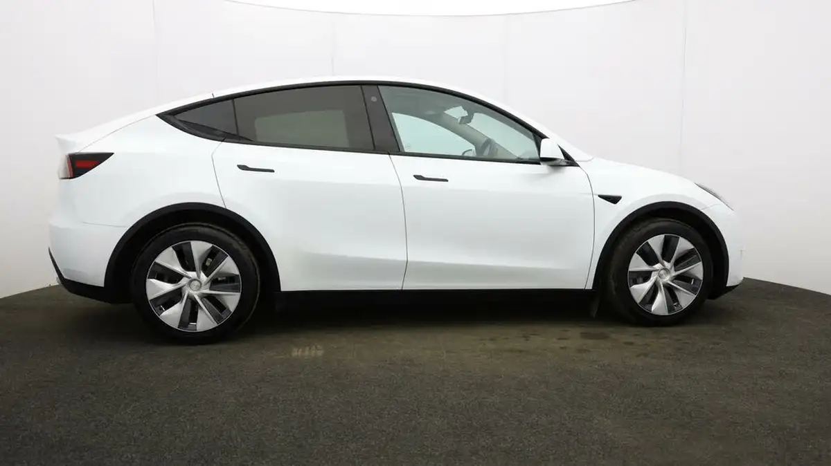 2022-tesla-model-y-e-long-range-big-48