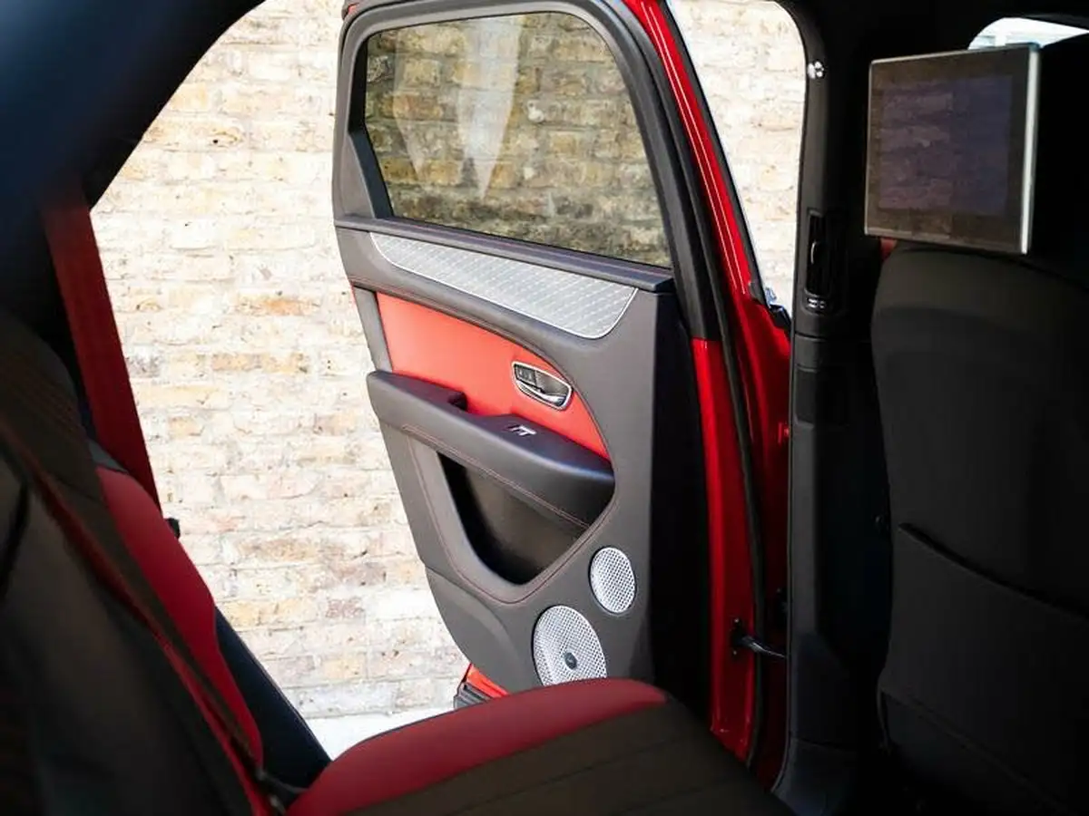 2022-bentley-bentayga-40-v8-big-54