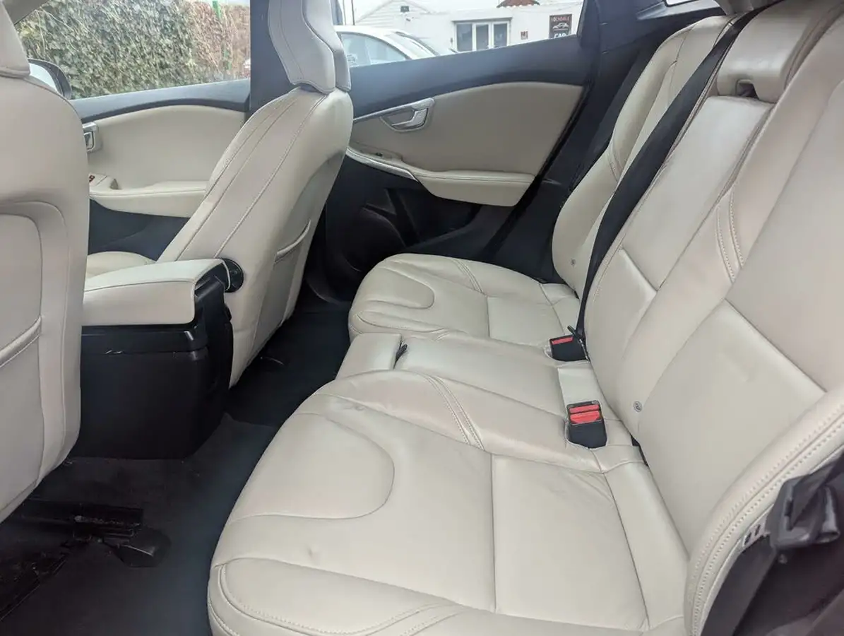2017-volvo-v40-15-t3-inscription-big-15