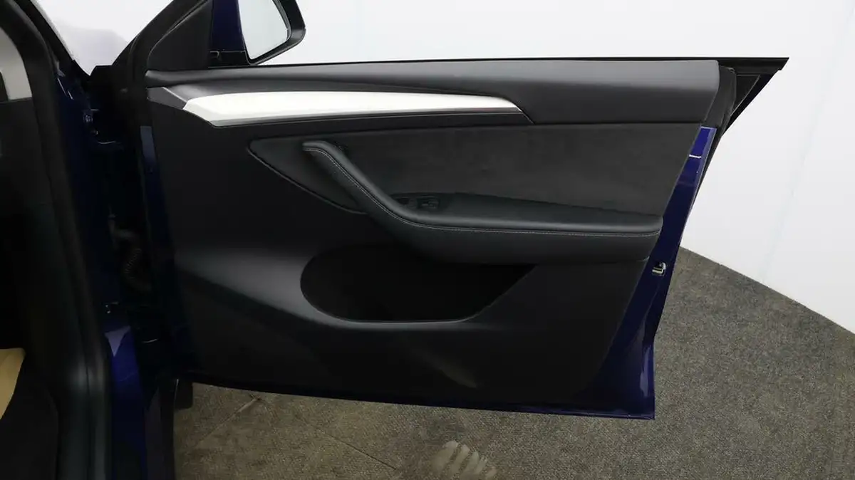 2022-tesla-model-y-e-long-range-big-14
