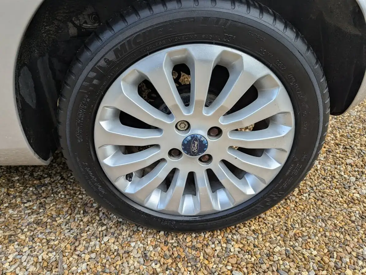 2012-ford-ka-12-zetec-69ps-ss-big-29