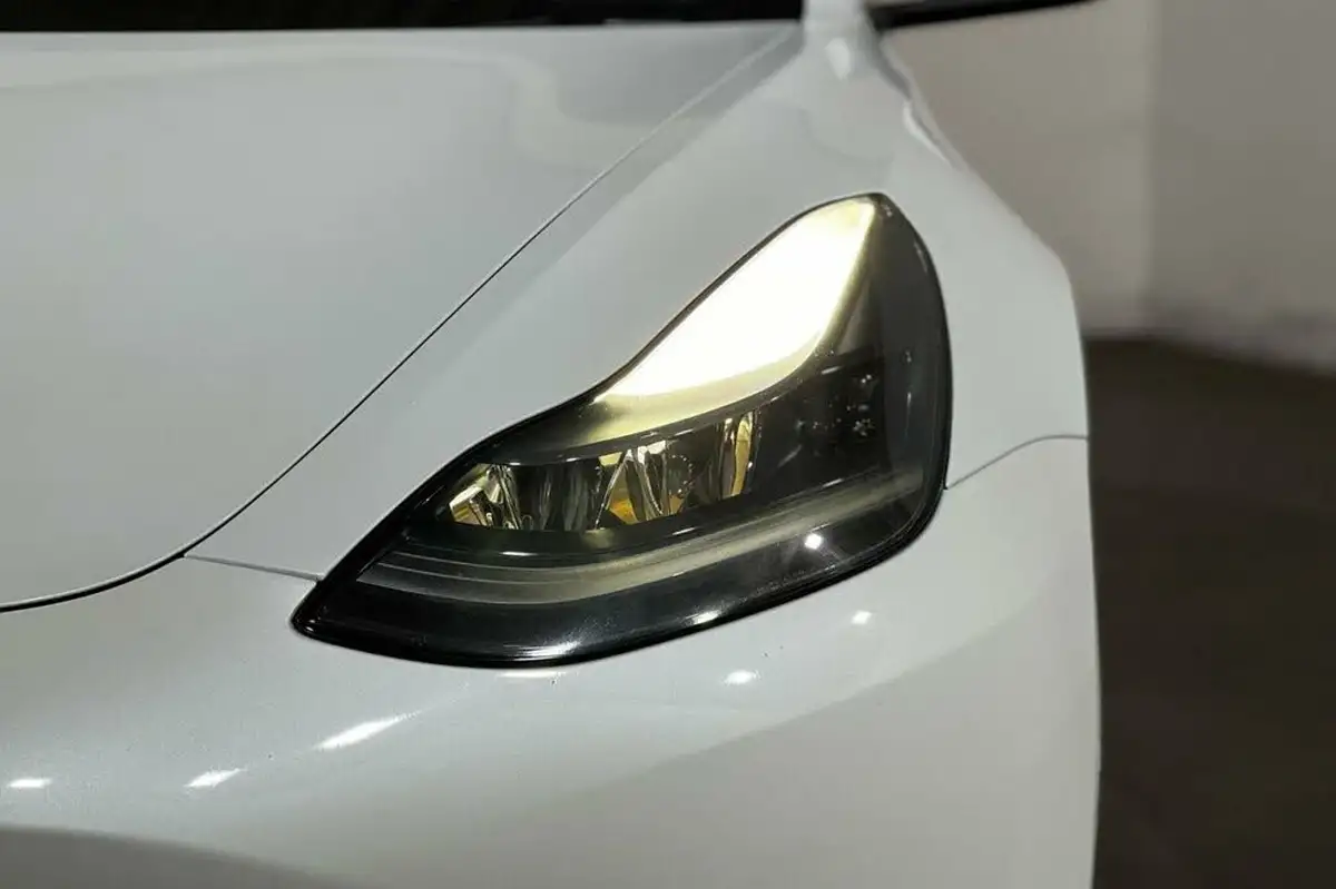 2021-tesla-model-3-e-long-range-awd-big-15