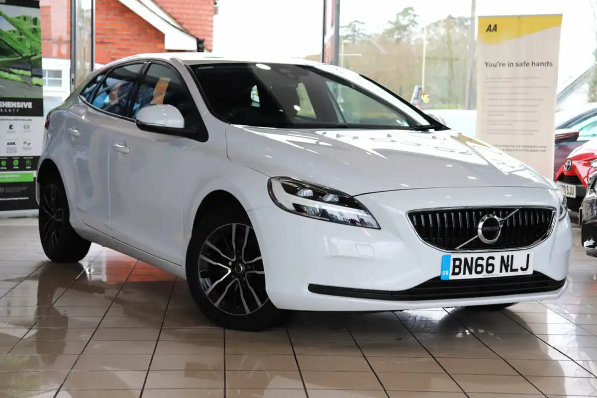 2016-volvo-v40-20-t2-momentum-big-0