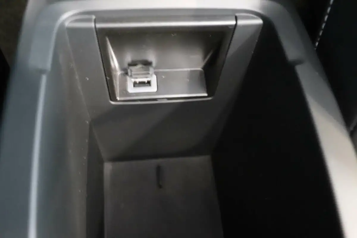 2016-volvo-v40-20-t2-momentum-big-48