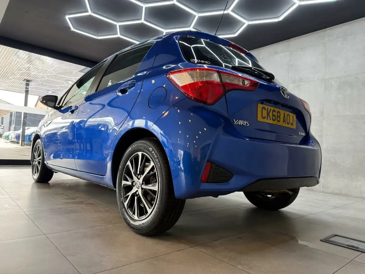2018-toyota-yaris-15-vvt-i-icon-tech-hybrid-big-8