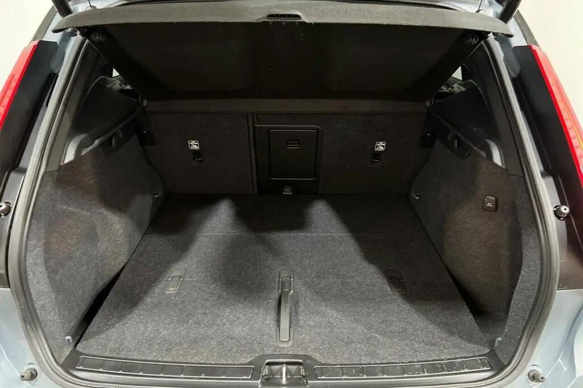 2021-volvo-xc40-e-p8-first-edition-big-49