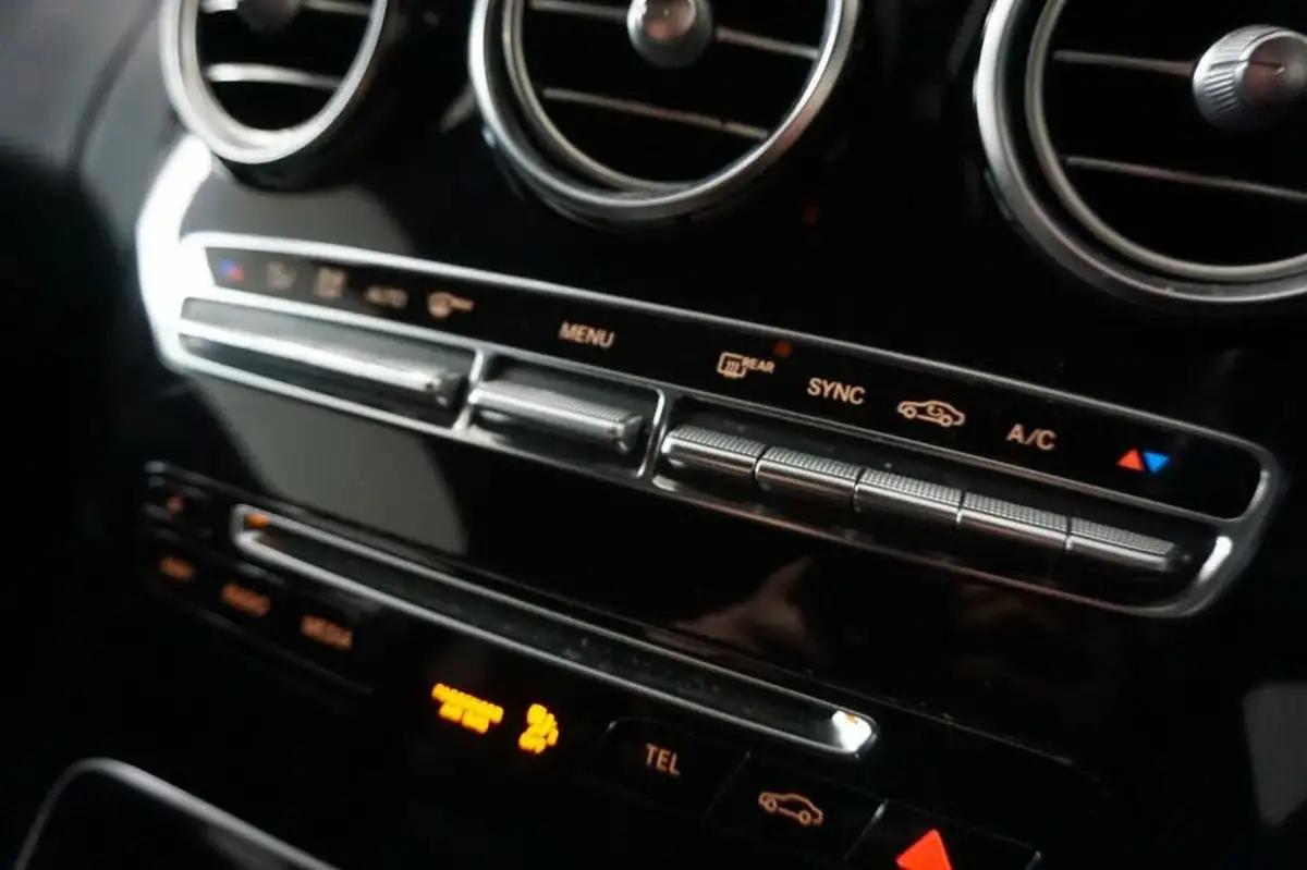 2016-mercedes-benz-c-class-big-24