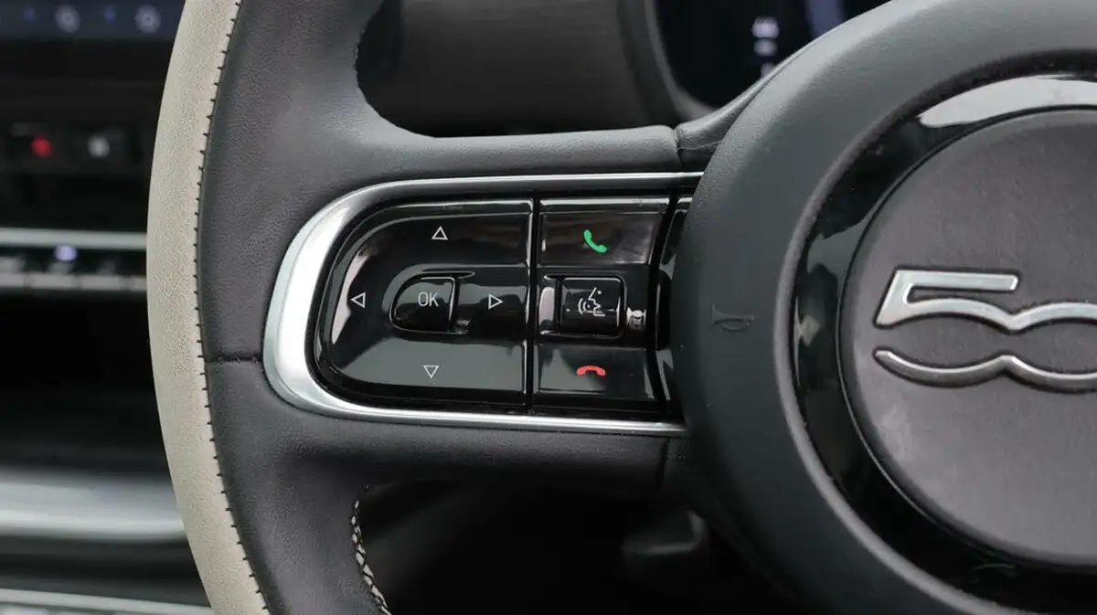 2022-fiat-500-e-la-prima-big-24