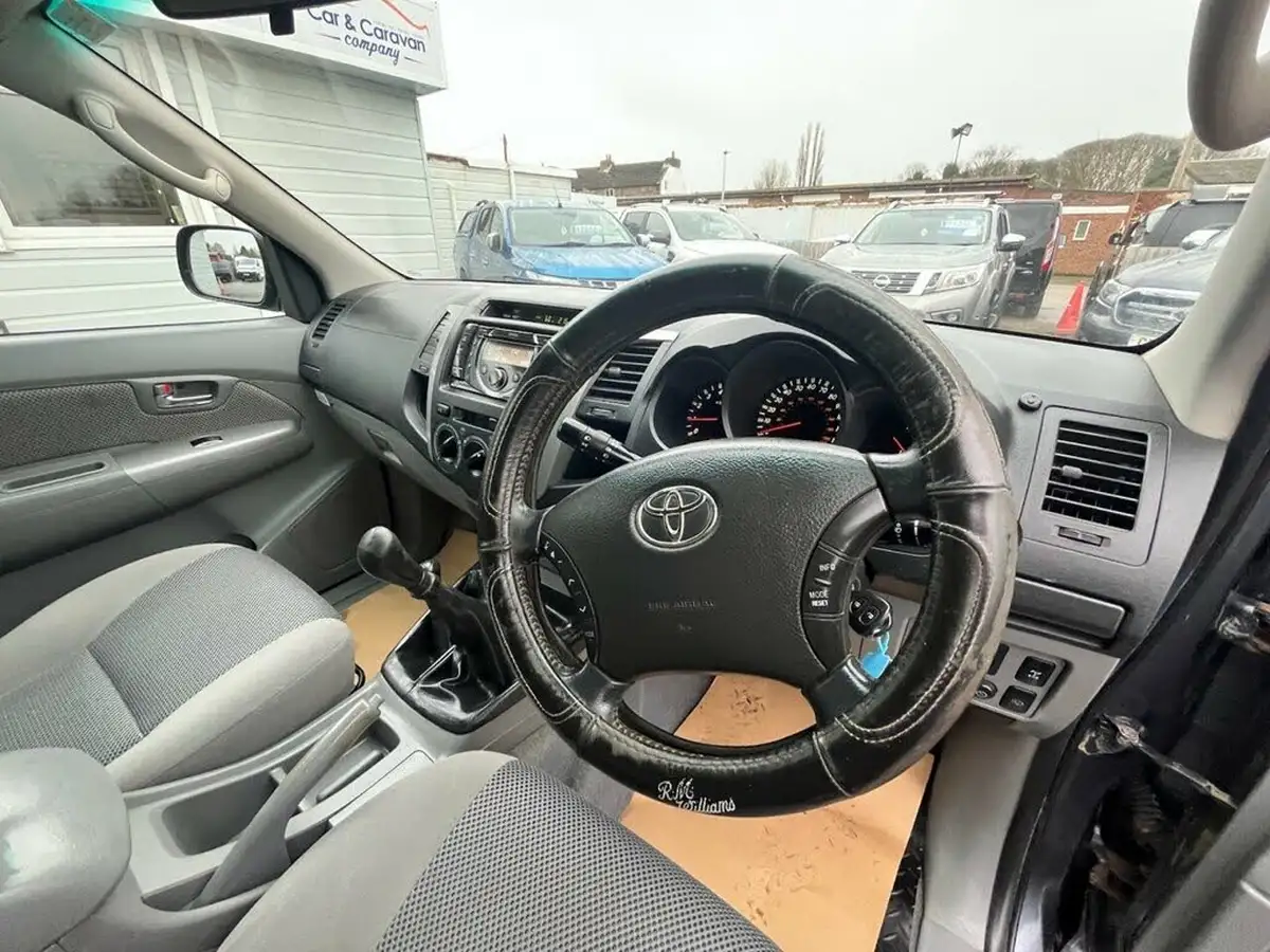 2011-toyota-hi-lux-25td-hl3-big-8