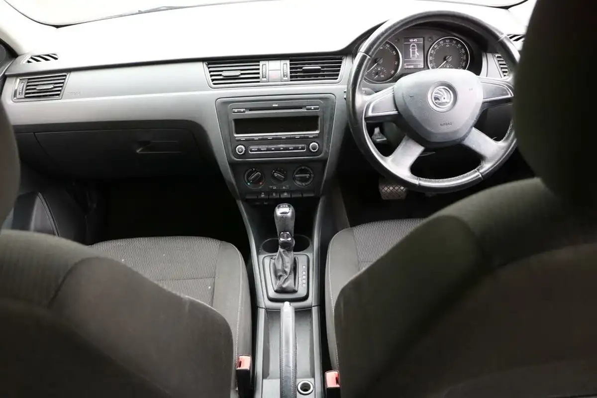 2013-skoda-rapid-14-se-big-26