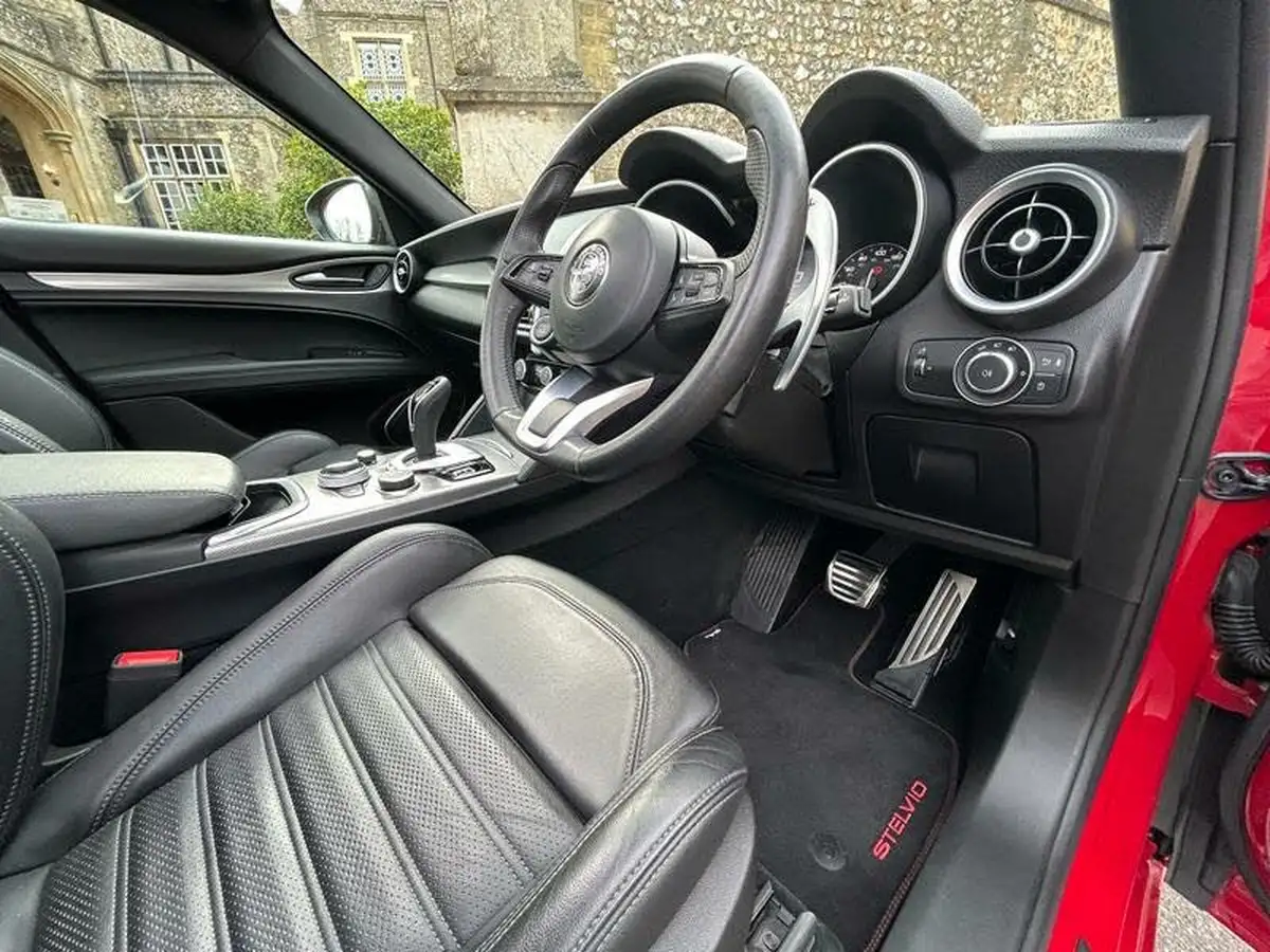 2022-alfa-romeo-stelvio-20-veloce-big-24