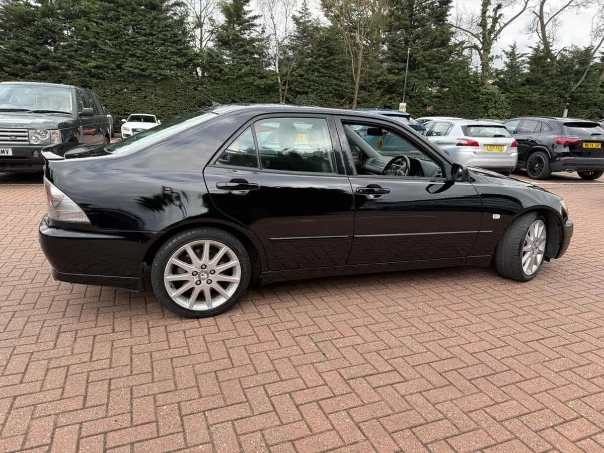 2005-lexus-is-200-20-se-auto-big-2