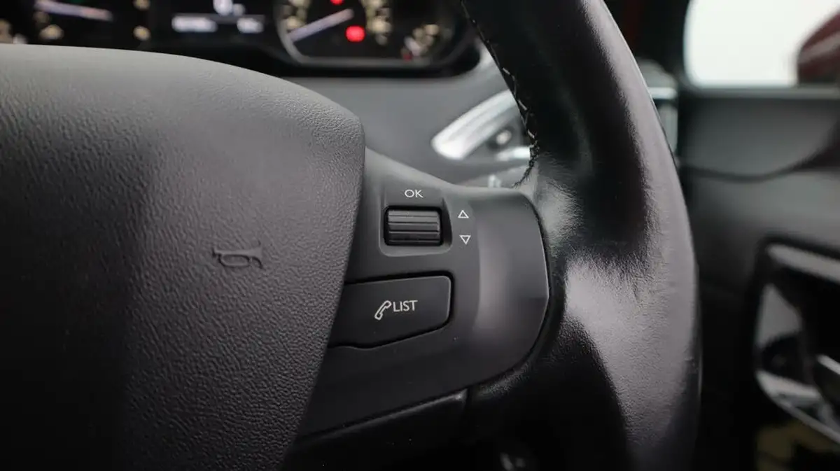 2019-peugeot-208-15-bluehdi-tech-edition-big-26