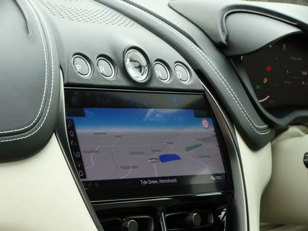 2020-aston-martin-dbx-40-v8-big-16