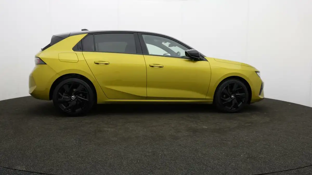2023-vauxhall-astra-12-turbo-gs-hatchback-big-30