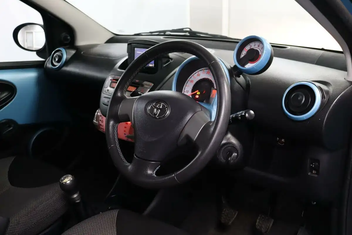 2013-toyota-aygo-10-move-style-5d-big-2