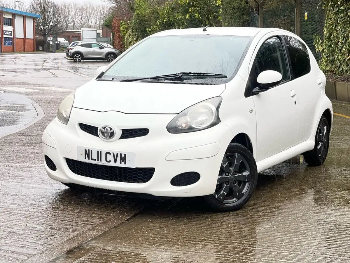 2011-toyota-aygo-10-aygo-go-vvt-i-5d-big-0
